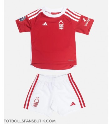 Nottingham Forest Replika Hemmatröja Barn 2023-24 Kortärmad (+ Korta byxor)